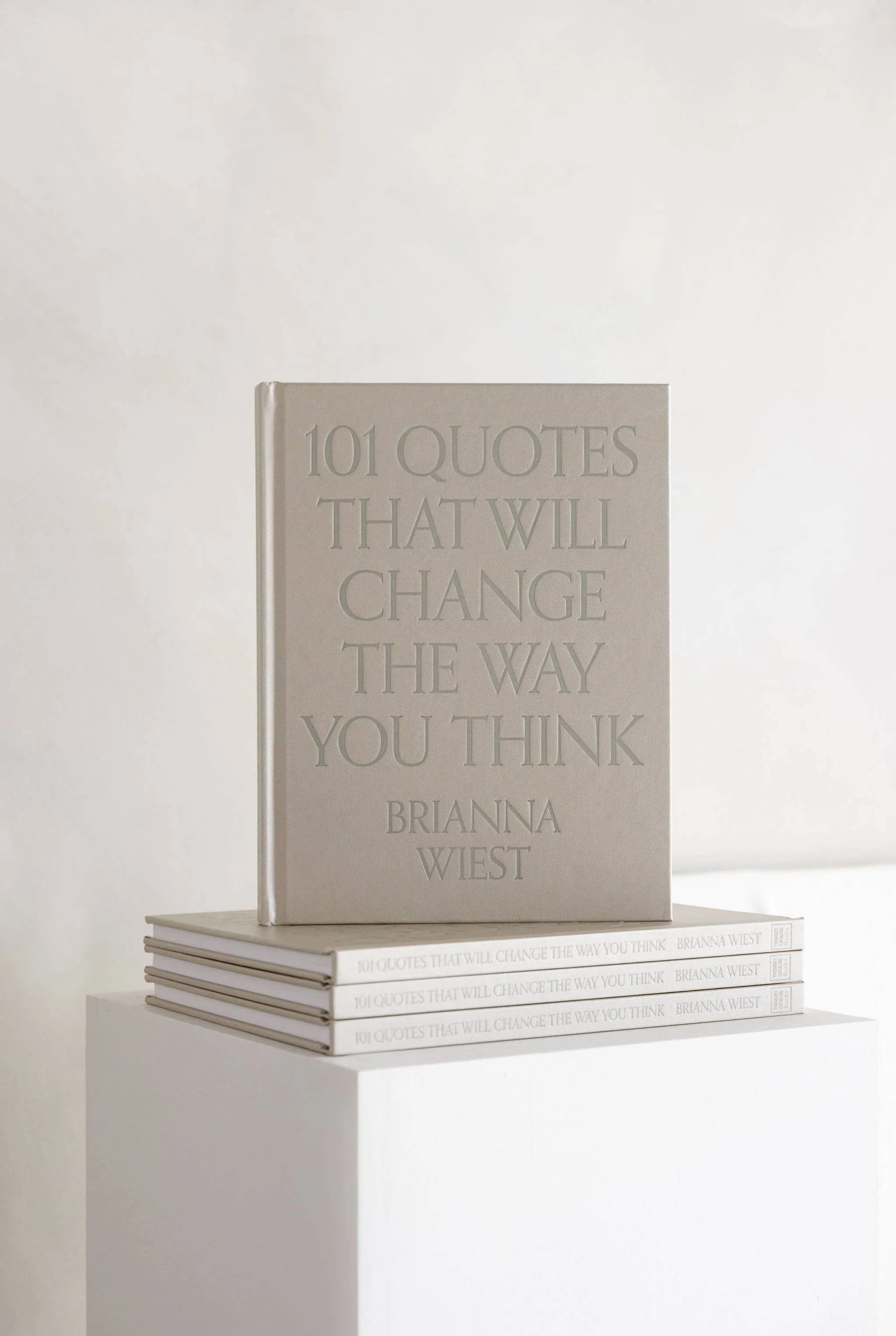 101 Quotes That Will Change The Way You Think - table book