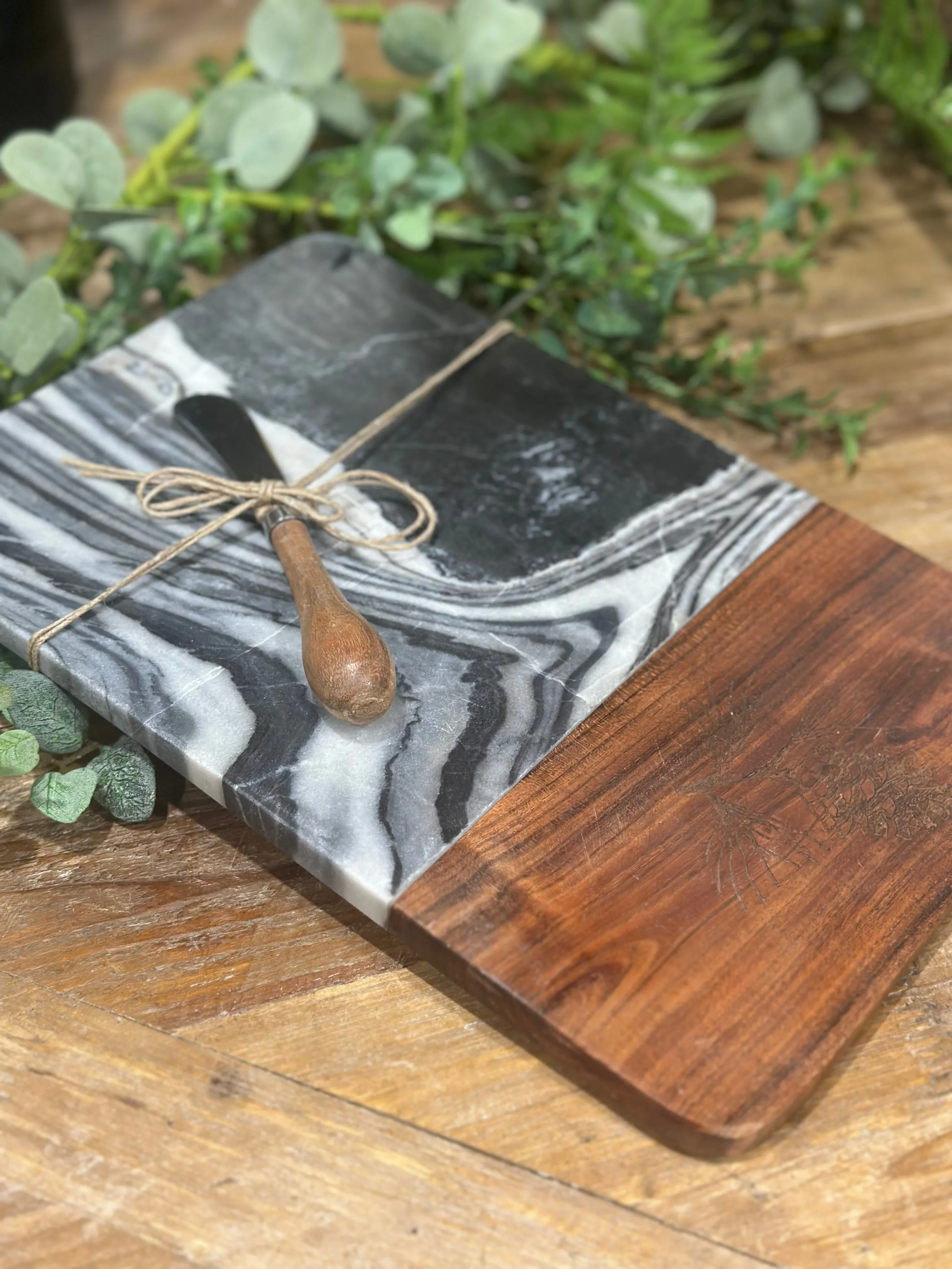 11" Rustic Pine Cutting Board With Spreader