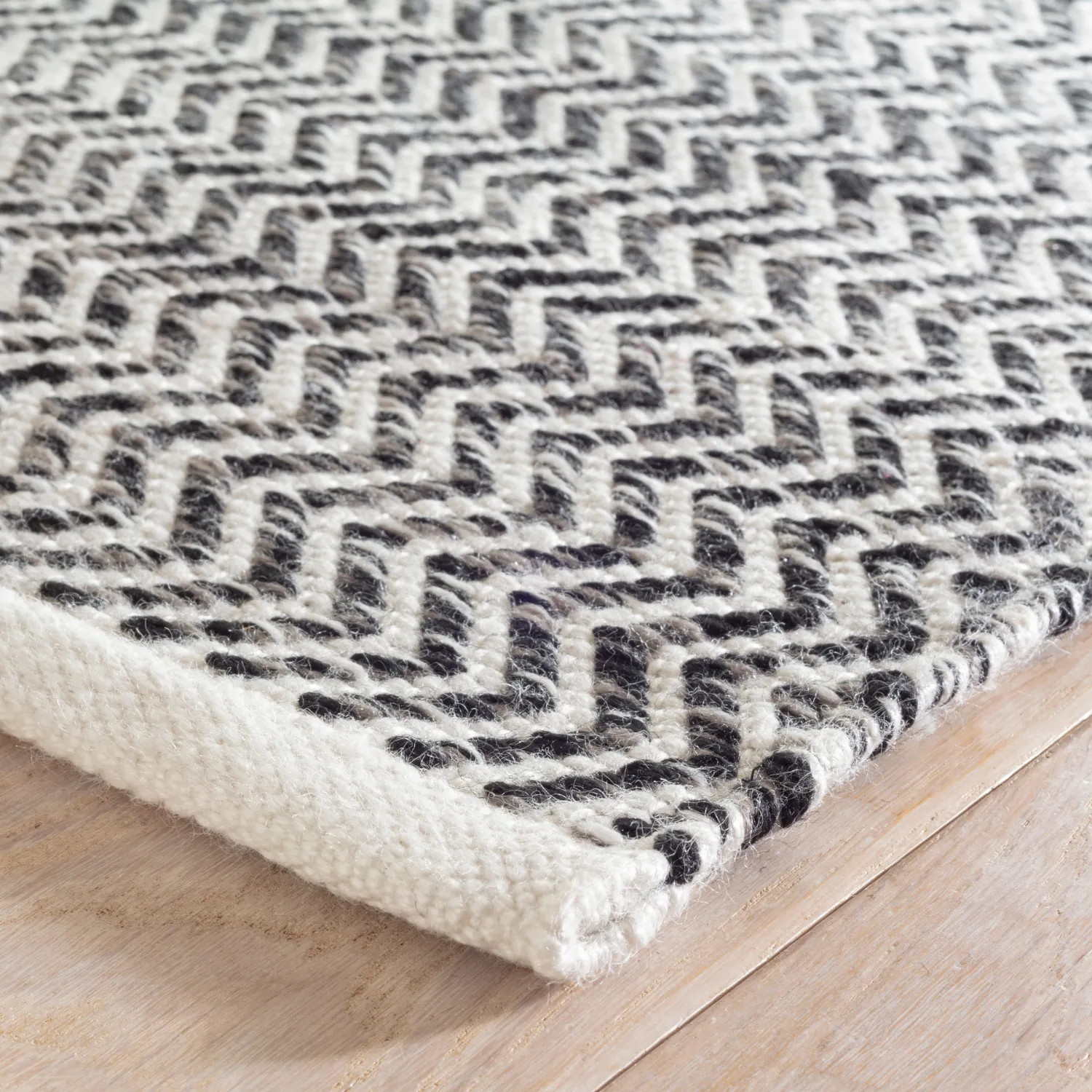 Dash & Albert Coastal Handwoven Black Indoor Outdoor Rug