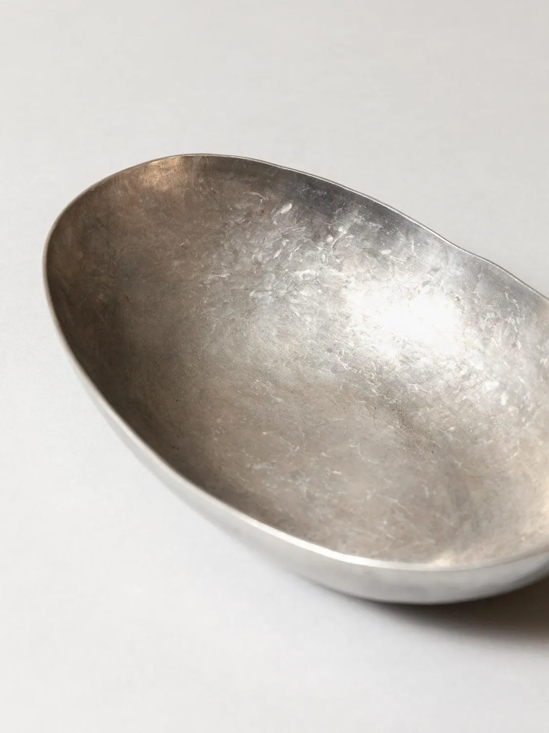 Certainly! Heres an optimized title for the product:

Elegant Fujita Aluminum Oval Serving Bowl – Lightweight, Durable, and Stylish Dishware for Modern Dining