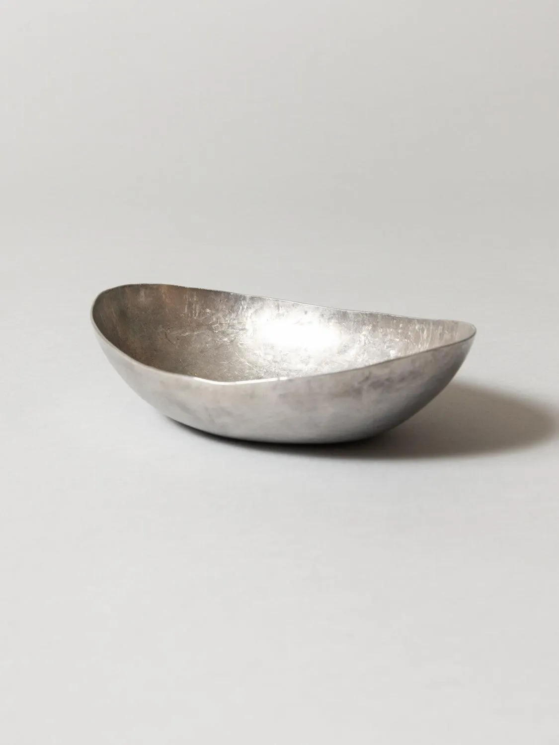 Certainly! Heres an optimized title for the product:

Elegant Fujita Aluminum Oval Serving Bowl – Lightweight, Durable, and Stylish Dishware for Modern Dining