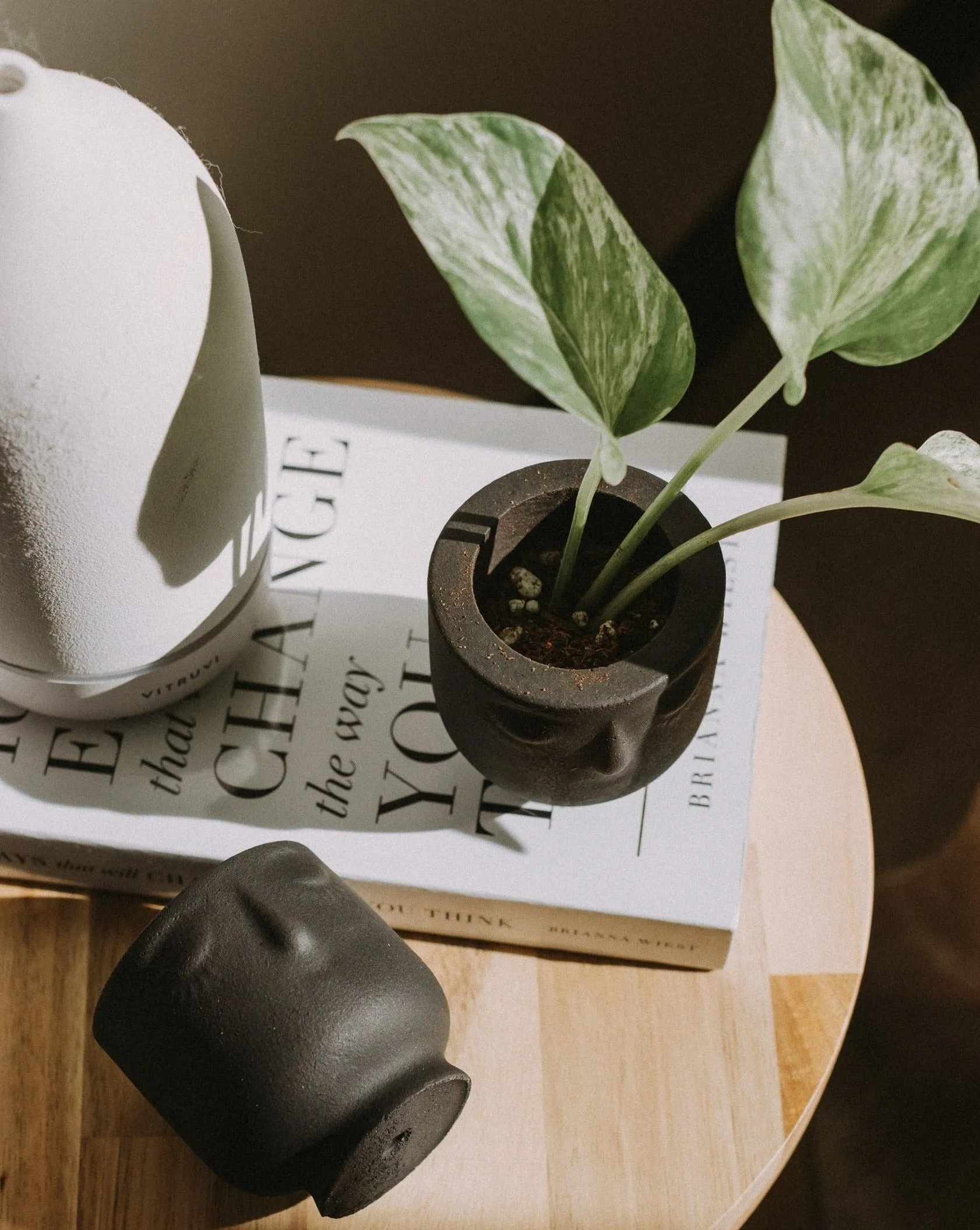 Mini Concrete Face Planter in Noir