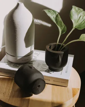 Mini Concrete Face Planter in Noir